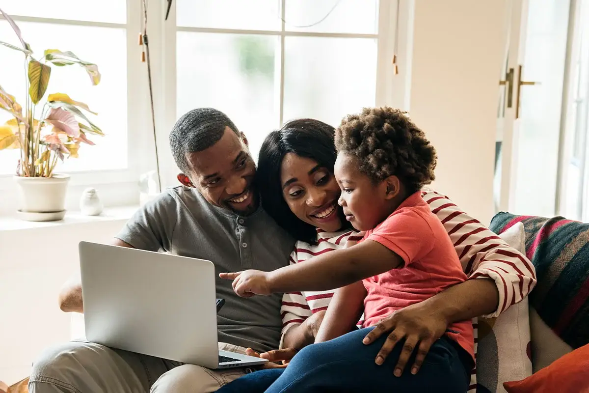 famille en train de tarifier sur notre site de courtage en assurance Sentinel